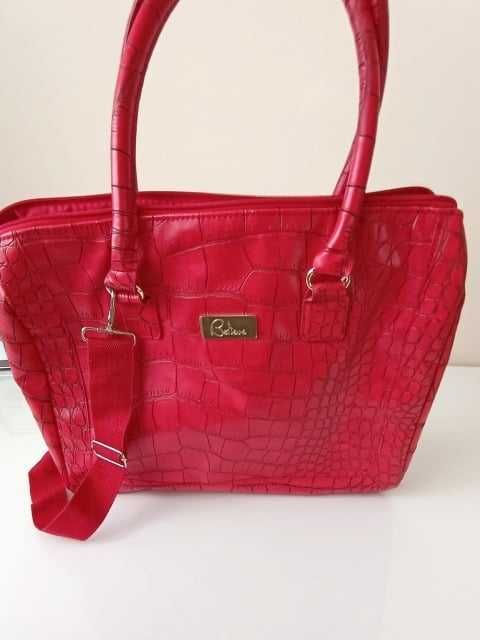 Czerwona torebka- kuferek