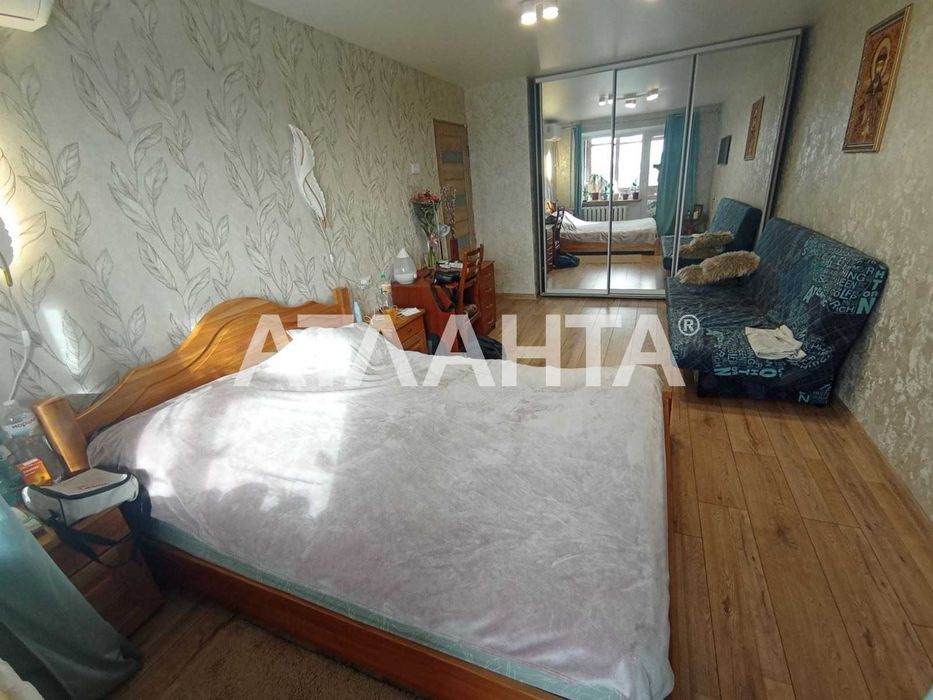 Предлагается 1- комн. на среднем этаже