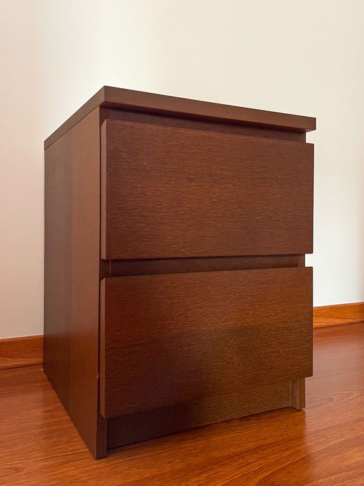 Mesa de Cabeceira Compacta e Funcional - Ótimo Estado!