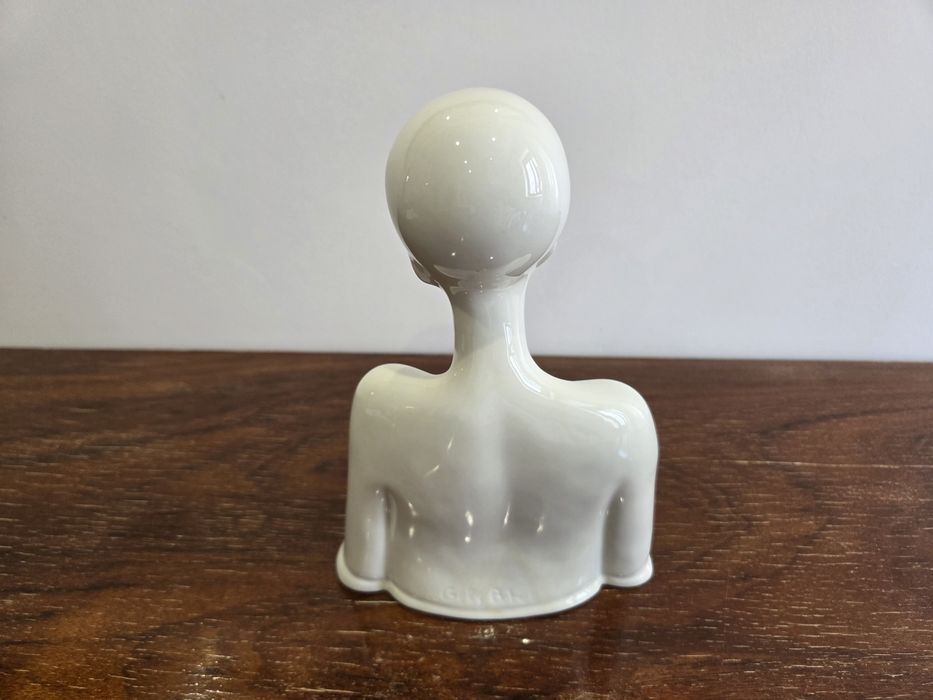 Busto feminino em cerâmica