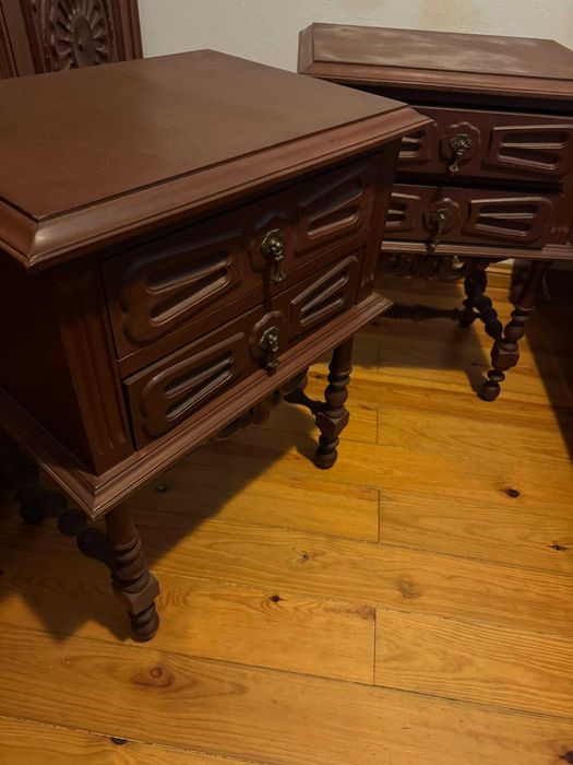 Conjunto de cama e móvel em madeira