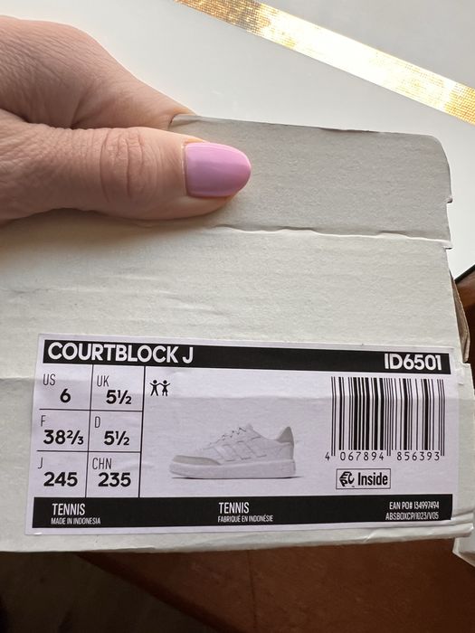 Білі шкіряні кросівки Адідас. Adidas. Courtblock