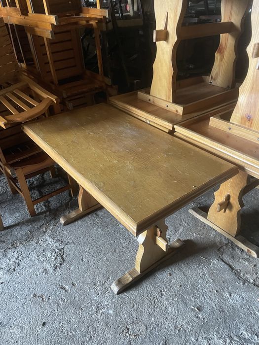 Cadeiras e mesas de madeira