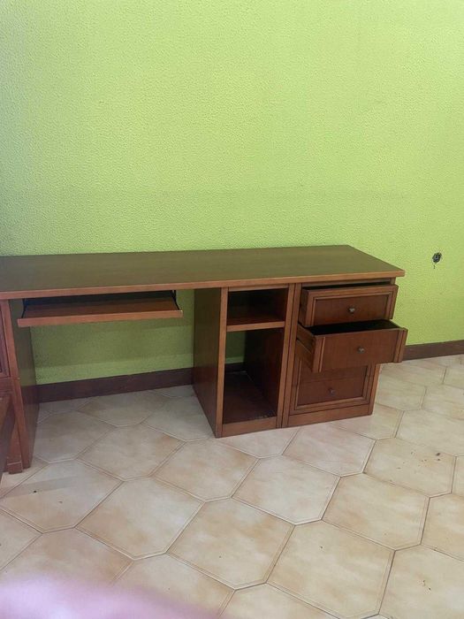 Estúdio secretária com cama elevatória em cerejeira.