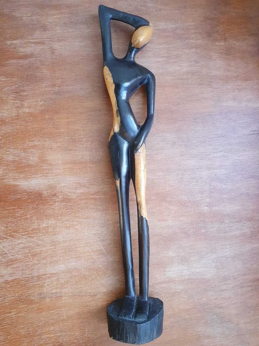 Esculturas de homem e de mulher