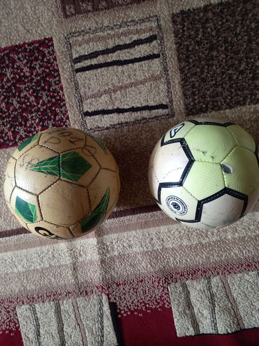 Фудбольні мячі..