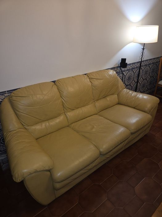 Conjunto de sofás em pele genuina amarela