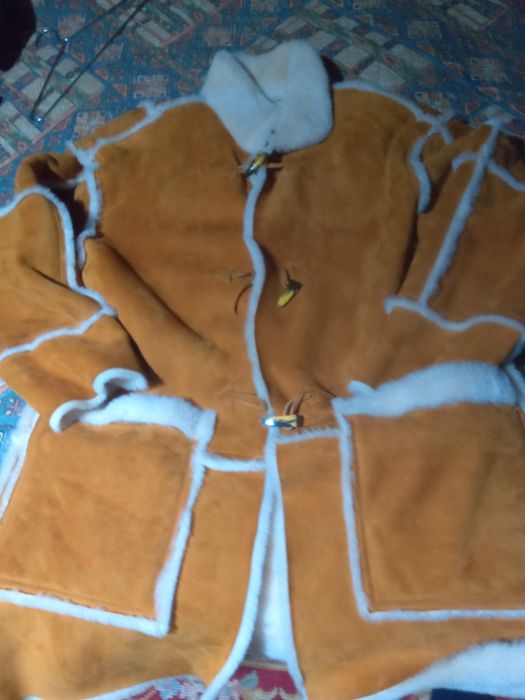 Casaco em pele ,como novo forrado a pelo de ovelha tam.l