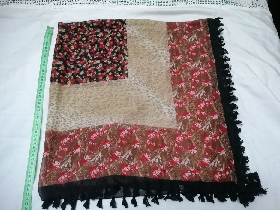 Lenços antigos de cabeça e ombros