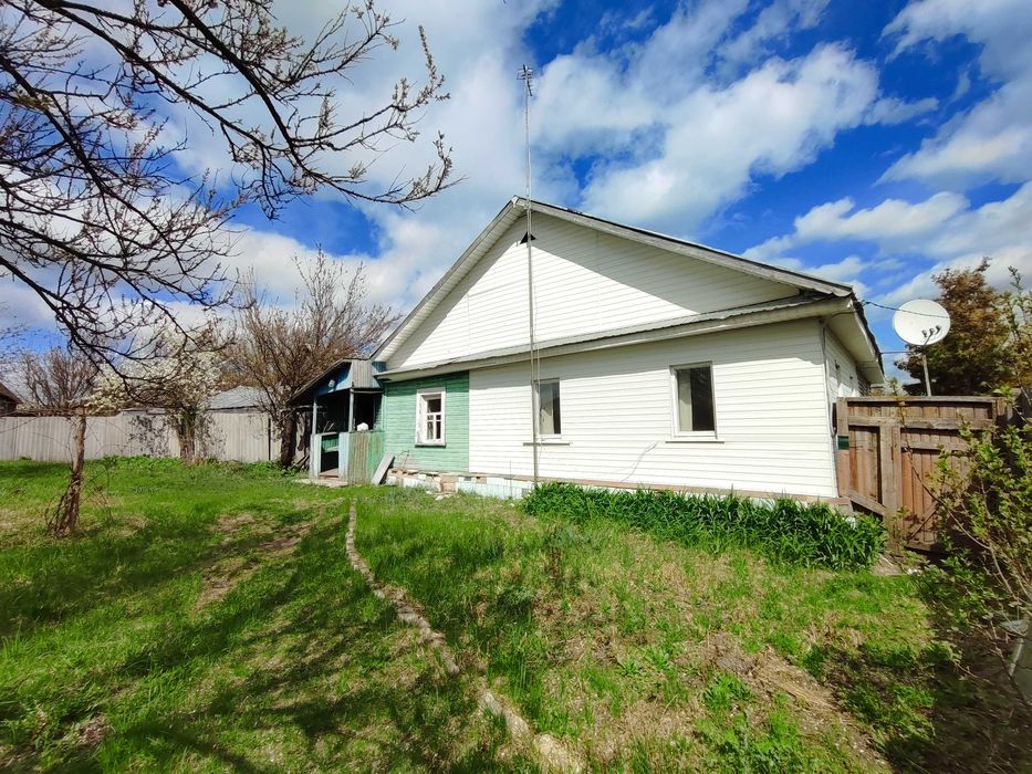 Продам пів будинку та 10 соток землі в Лазарівці