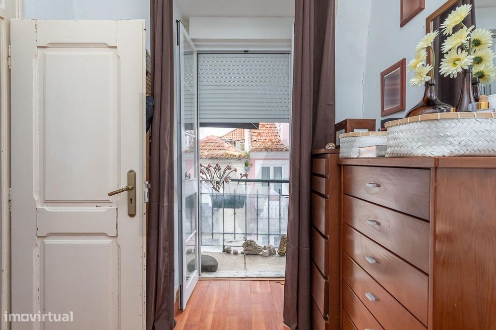 Vende-se T3 na Calçada de Santana com vista Rio Tejo e cidade Lisboa