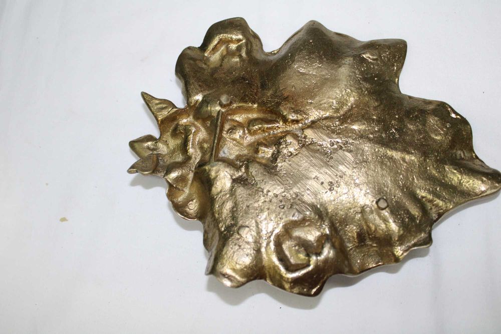 Cinzeiro Arte Nova em bronze, com 24 cm, figura musical, sobre parra