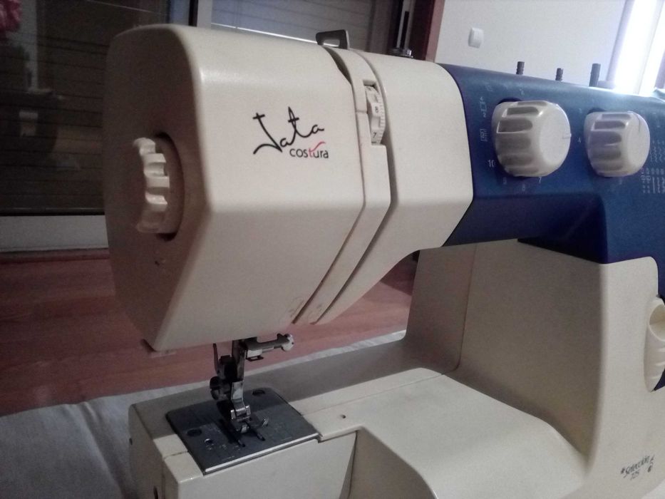 Máquina de costura Jata