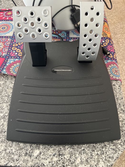 Volante com pedais Thrustmaster