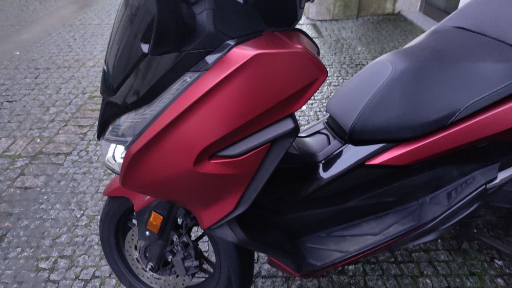 Honda Forza 125, impecável