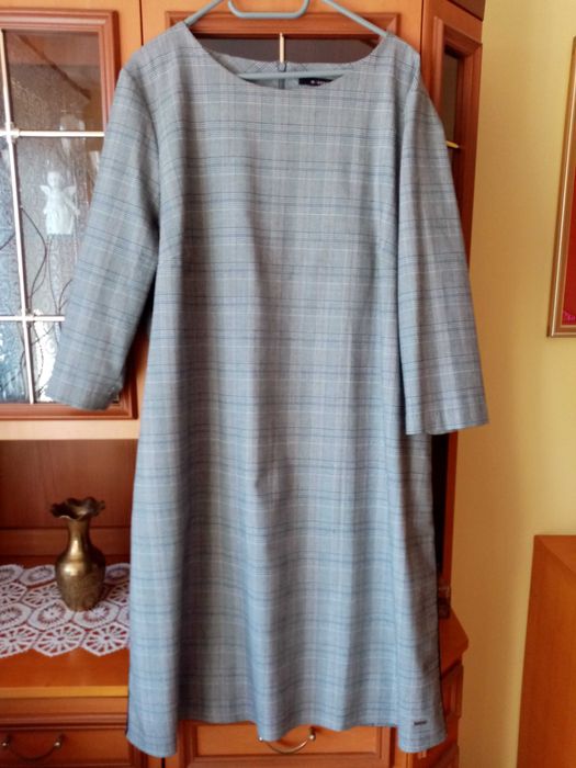 Szara sukienka w krateczkę Monnari 50