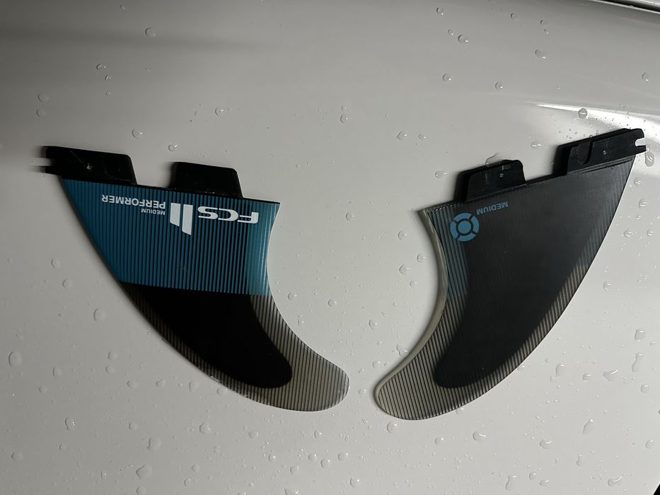 Vendo duas quilhas FCS2 Performer — central e esquerda