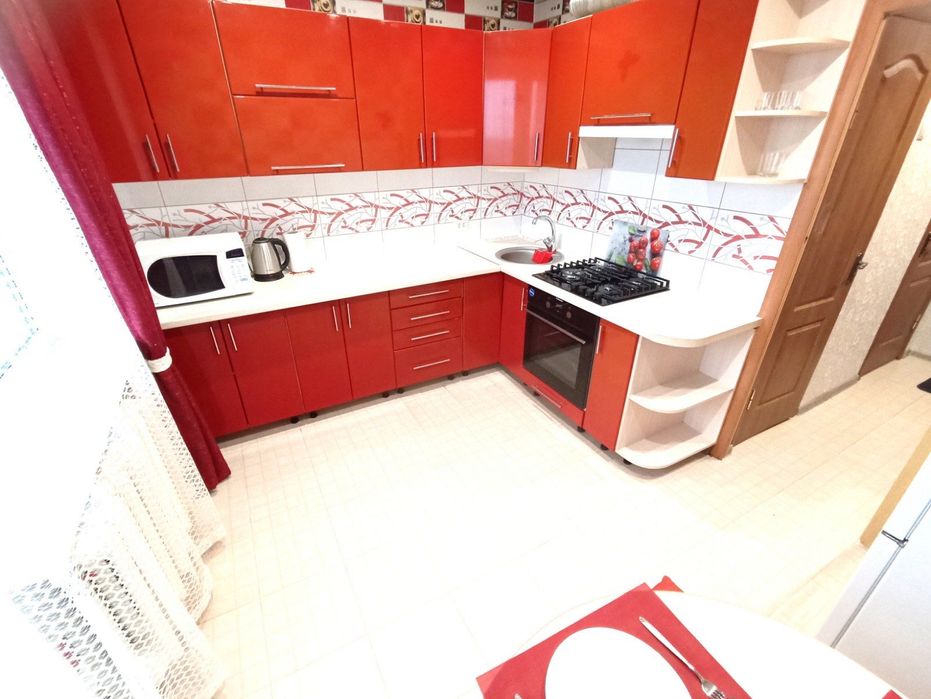 Здається подобово однокімнатна квартира з кондиціонером.