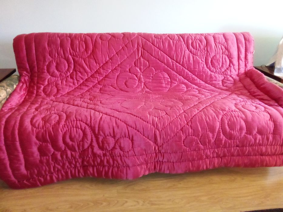 Атласна ватна ковдра - 1,95м. × 1,60м.. Товщина - 3-4см.