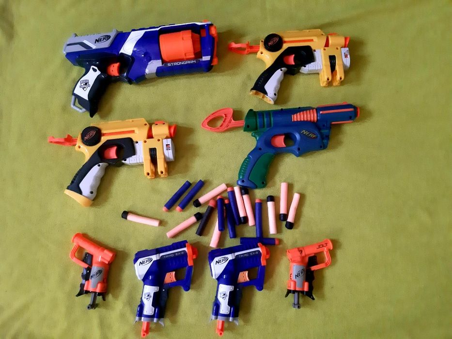 Colecção de 8 lançadores de dardos Nerf,  com os dardos de espuma