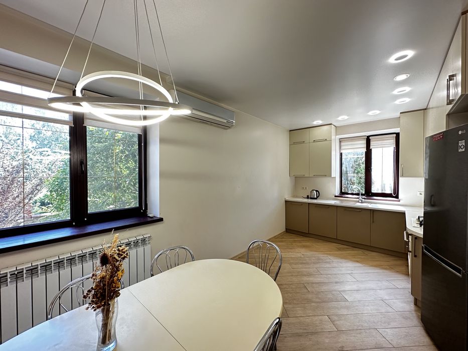 Шикарний будинок в мальовничій локації Бородянки