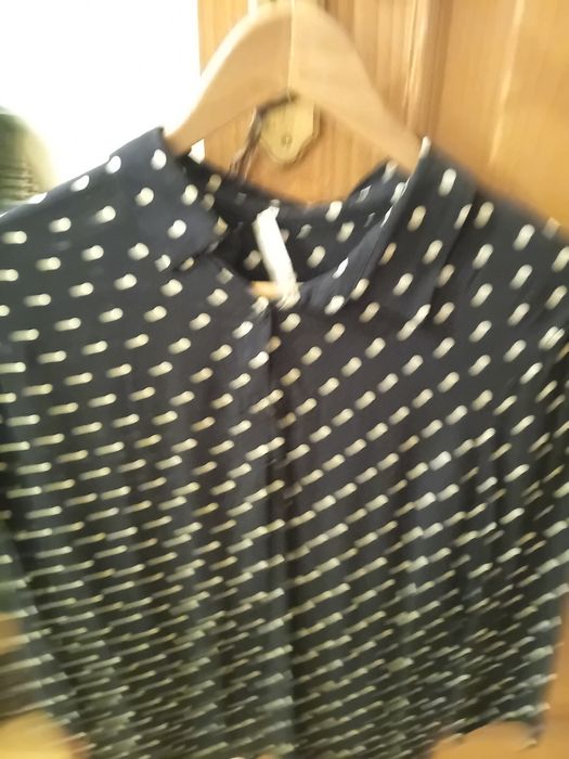 Blusa azul bolas brancas