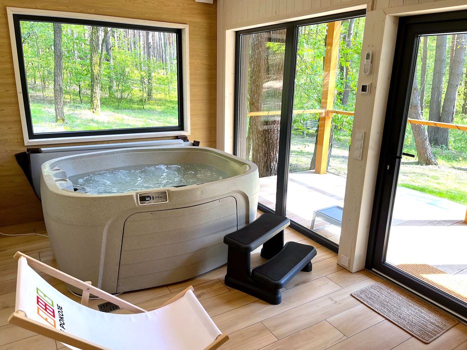 2os Domek z kominkiem taras w drzewach w lesie na odludziu WiFi klima