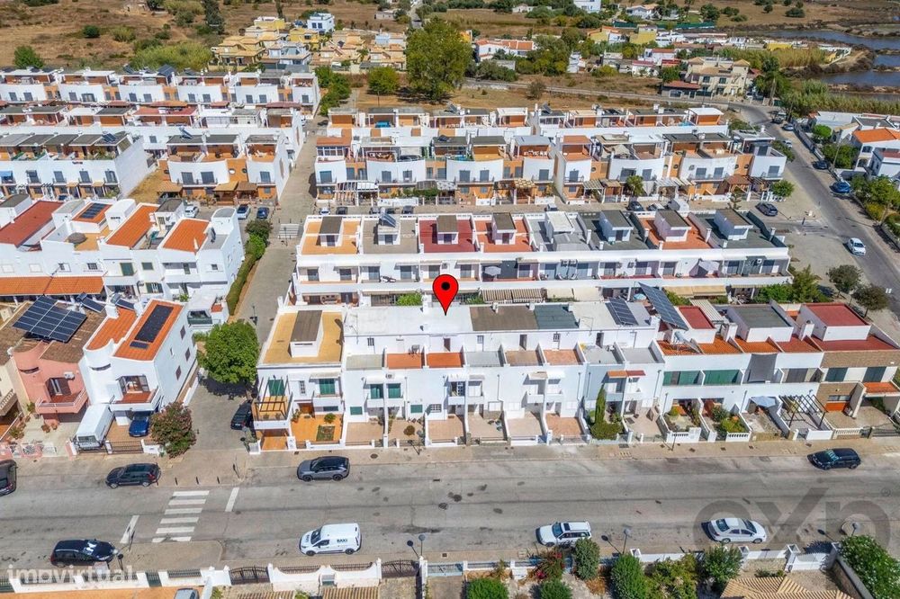 Moradia T2+1 com quintal e terraços com vista mar em Olhão, junto à Ri