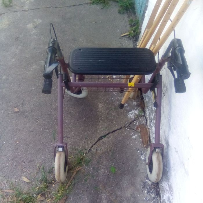 Продам ходунки і костилі