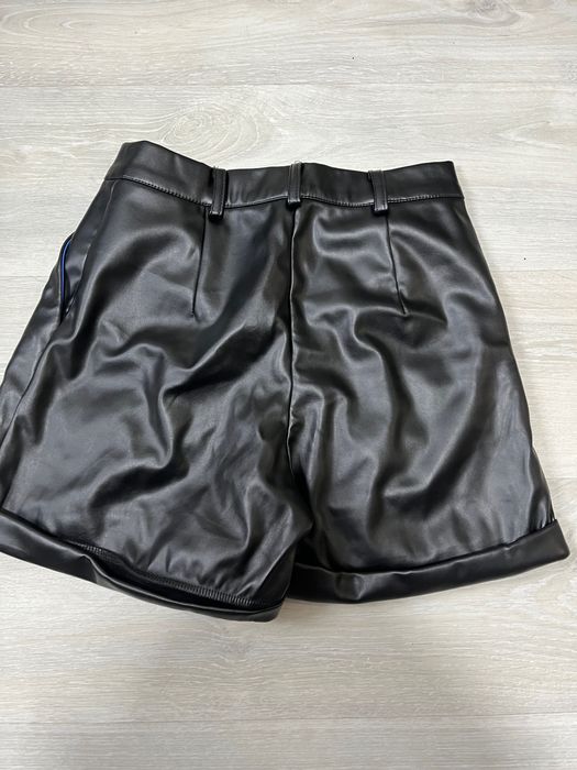 Шкіряні чорні шорти жіночі