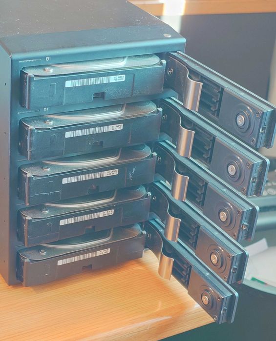 Sharkoon 5 Bay Raid box + 5x HDD 1.0 TB