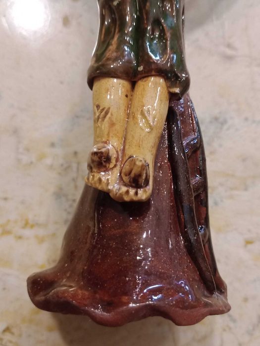 Crucifixo da ceramista Conceição Sapateiro figurado de Barcelos