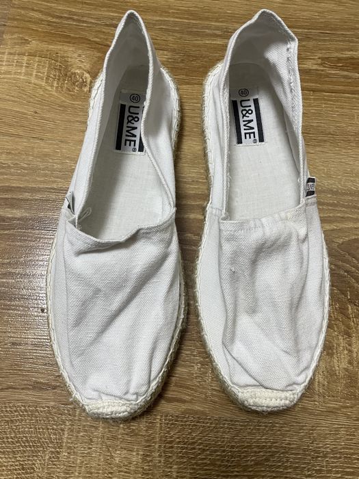 Еспадрильї білі.