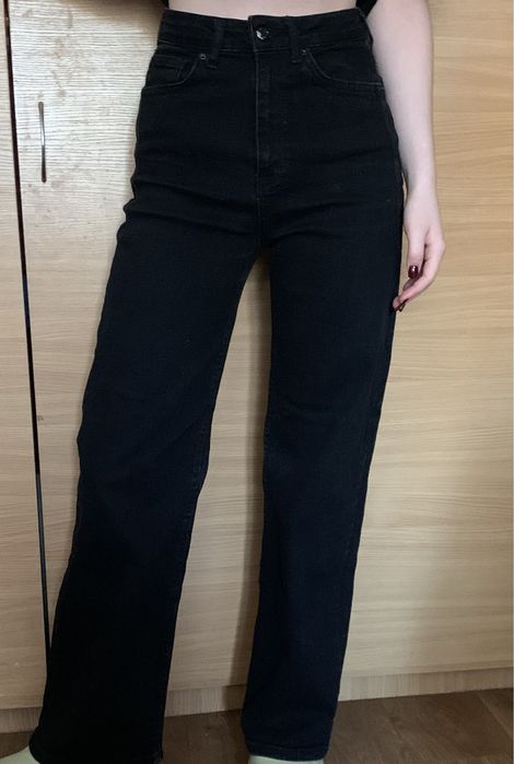 Чорні класичні джинси прямого крою