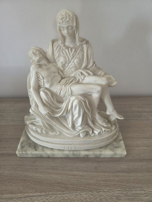 Figurka  Pieta, wys 20 cm