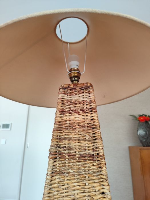 Candeeiro em Rattan com Abajur em Linho - Estilo Natural e Elegante