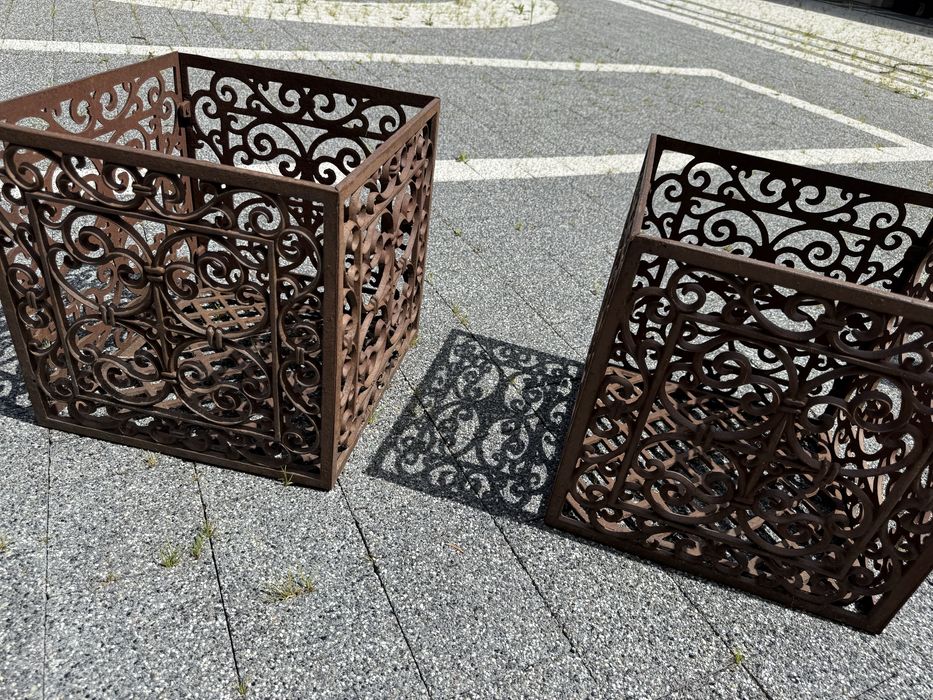 Żeliwna ażurowa skrzynka oslonka 35/35 cm