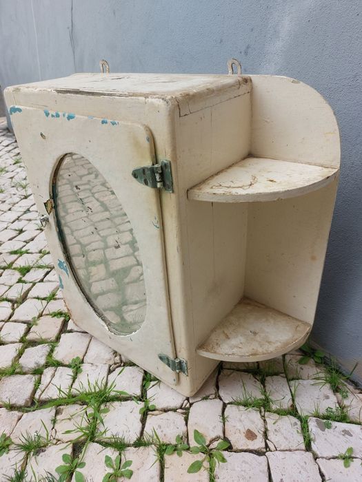 Antiga farmácia de casa de banho 

A levantar em Lisboa, Graça.