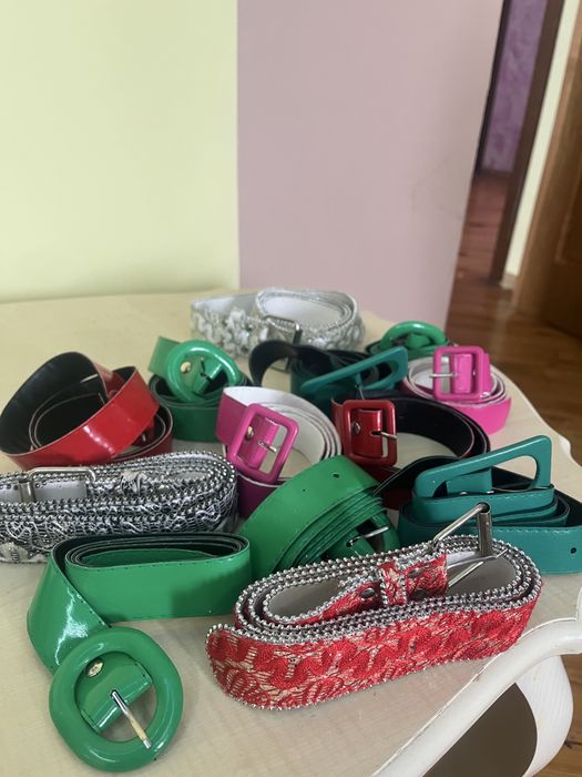 Ремені яскравих кольорів.