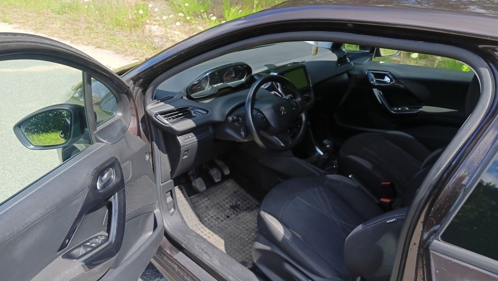 Peugeot 208 1.4 niski przebieg polecam .