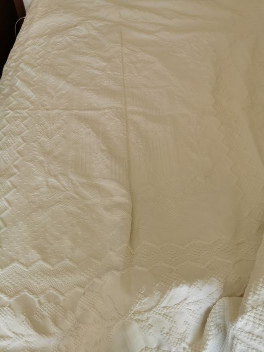 Colcha de linho branca com brasão