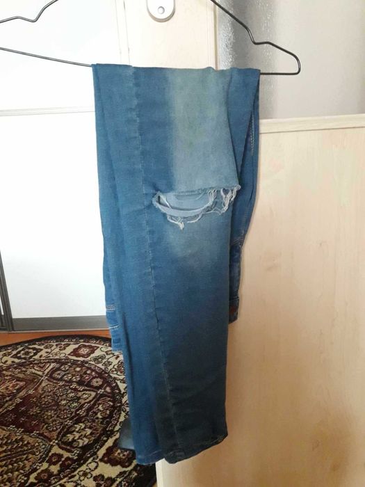 Jeansy skinny z dziurą