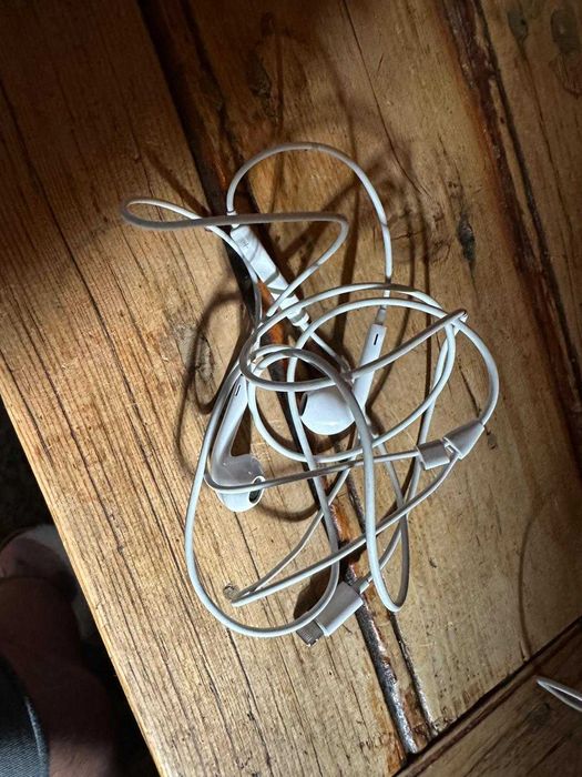 Vendo 2 pares de auriculares originais da Apple com fio.