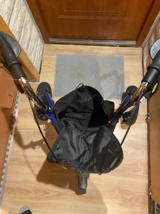 Wózek na zakupy i chodzik dla osoby starszej