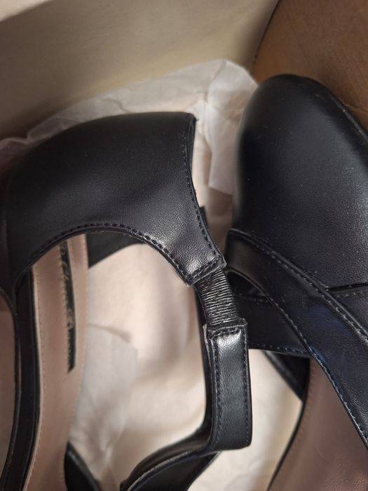 Damskie buty na slupku.