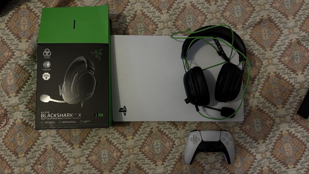 PS5 slim em perfeito estado com 1 comando em perfeito estado e com um fone gamer com menos de 1 mês de uso com a caixa e o talao de 3 anos de garantia