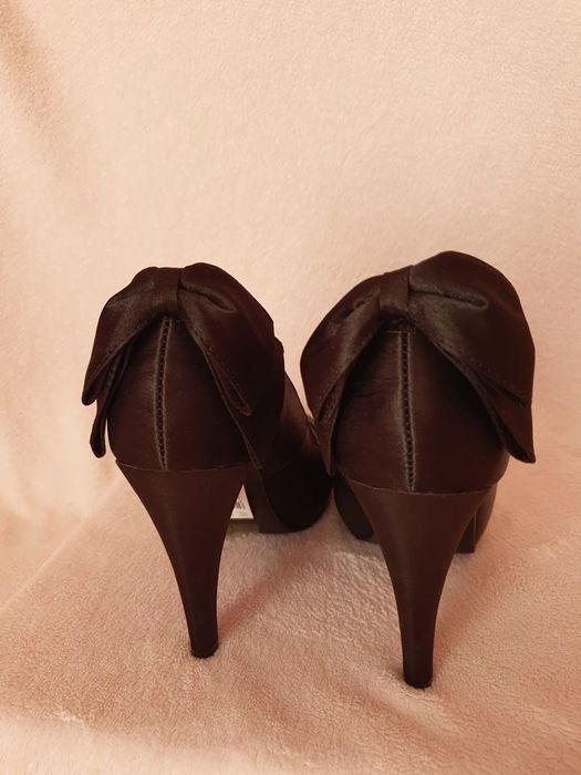 Стильні туфлі на високому каблуку