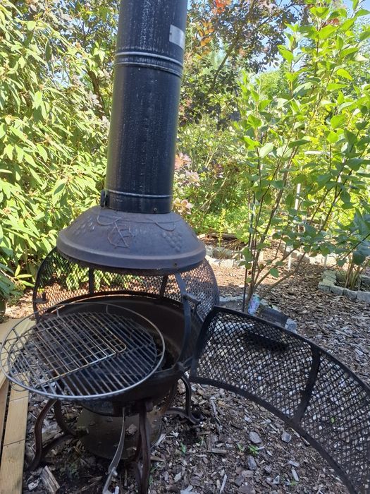 Żeliwny kominek ogrodowy z funkcją grilla / Piecyk Tarasowy Chimenea