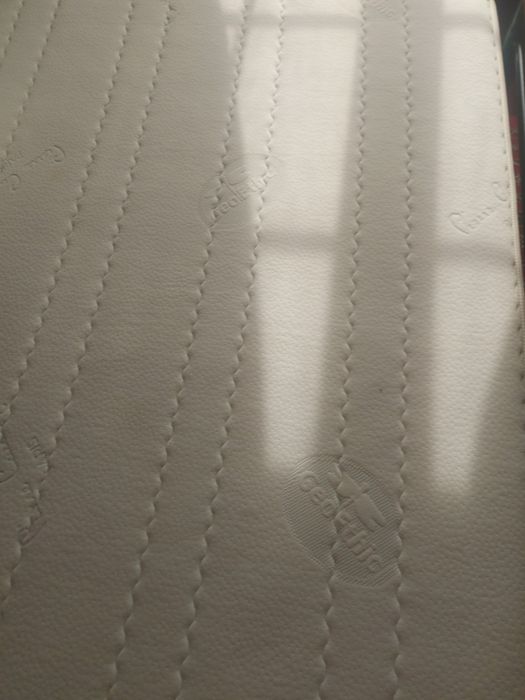 Cama de ferro e madeira com colchão