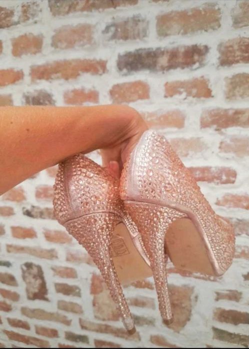 Buty na koturnie pudrowe kryształki